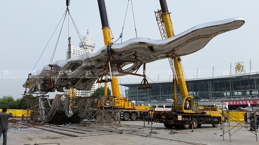 installing-mirror-stainless-steel-sculpture-dream-boat-najing-train-stataion-sculpture-contemporary-public-art-sculpture.jpg