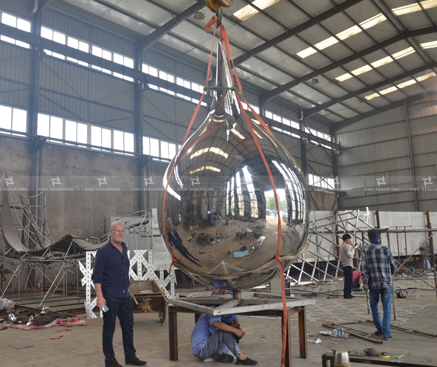 Fabrication-factory-mirror-stainless-steel-sculptures.jpg