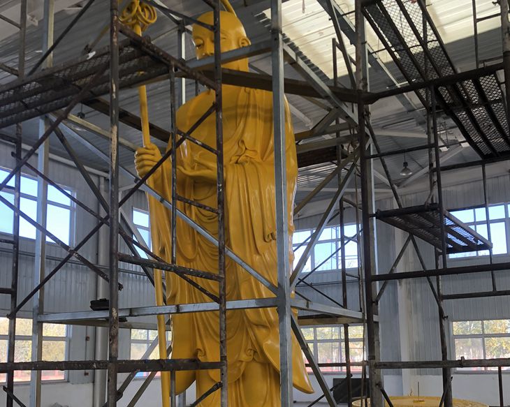 spray primer on the bronze buddha statue 