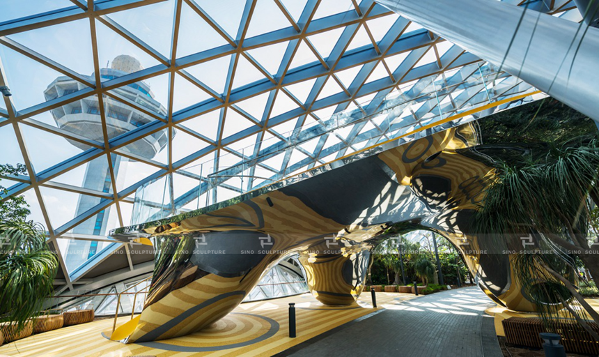 Mirror stainless steel slide, curved,Discovery Slides at the Jewel Changi Airport.png 