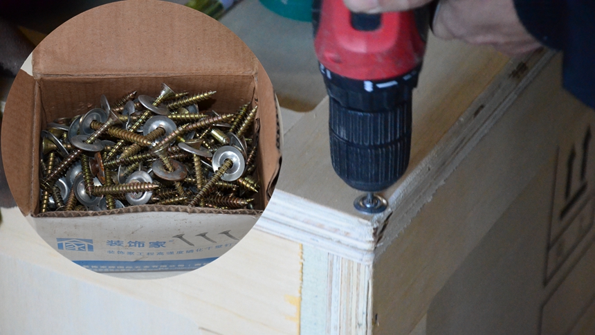 Screwing seal the plywood box for sculpture package