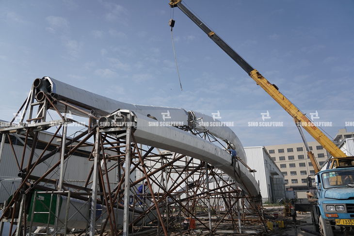 Pre-installation of stainless steel spiral sculpture,mirror stainless steel spiral sculpture