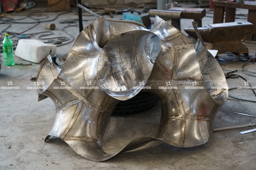 Mirror-And-Painted-Stainless-Steel-Flower-Sculpture-Welding