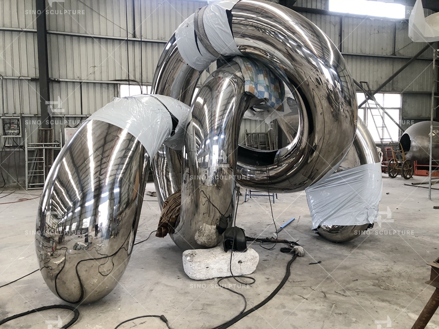 Mirror-Polished-Stainless-Steel-Crab-Sculpture-Surface Treatment