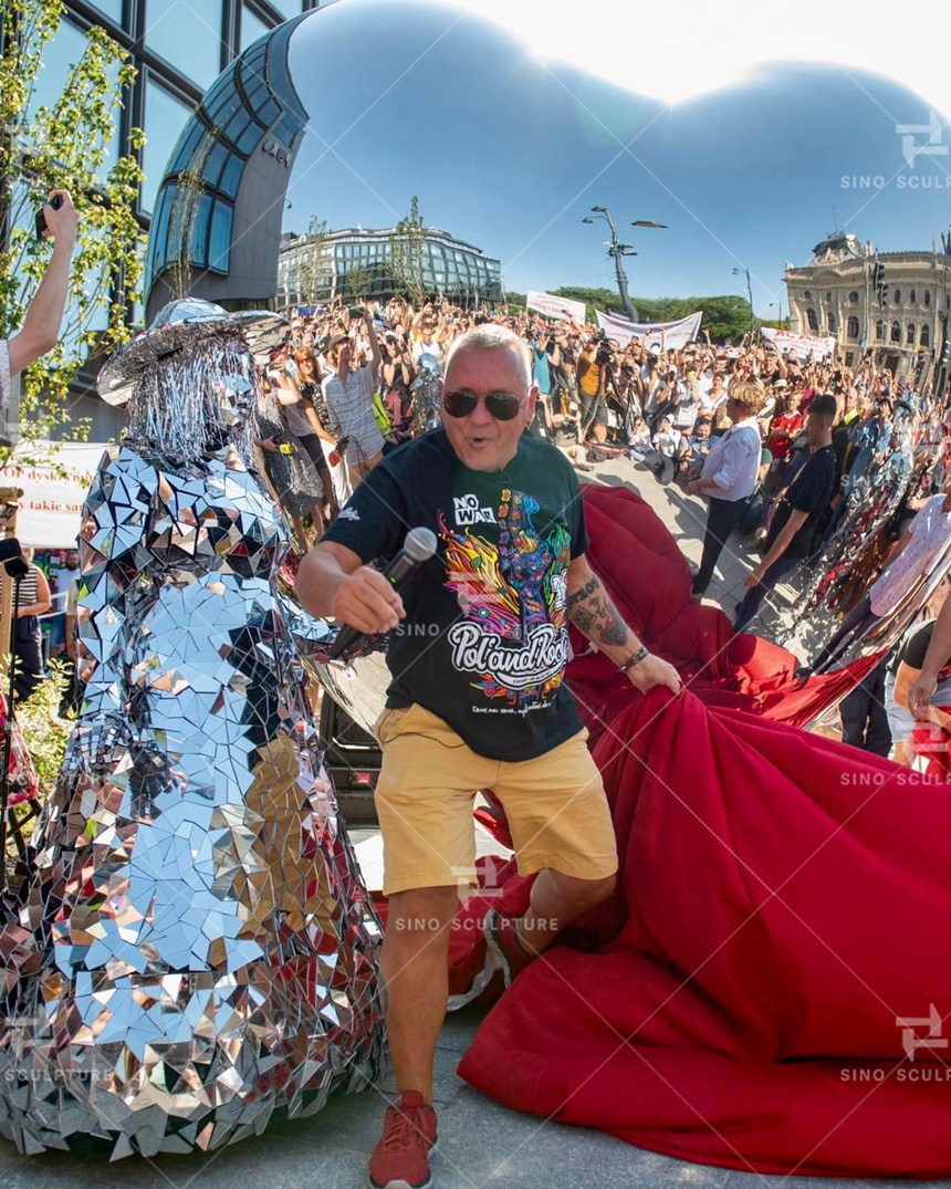 Mirror-Stainless-Steel-Heart-Sculpture-Unveiling