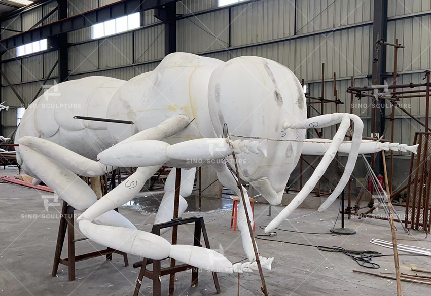 Full-scale of the mirror polish steel sculpture´s 3D model ready for hand-forging work.